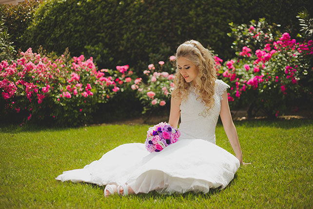 Оксана и Павел: свадьба для двоих на озере Комо, невеста сидит на траве