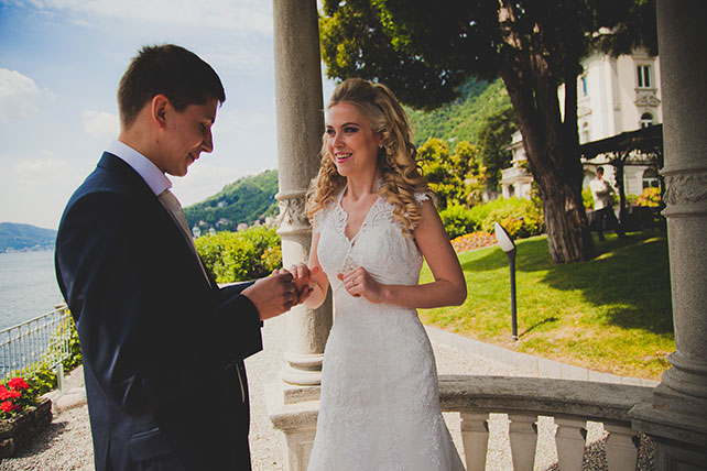 Оксана и Павел: свадьба для двоих на озере Комо, жених и невеста обмениваются кольцами