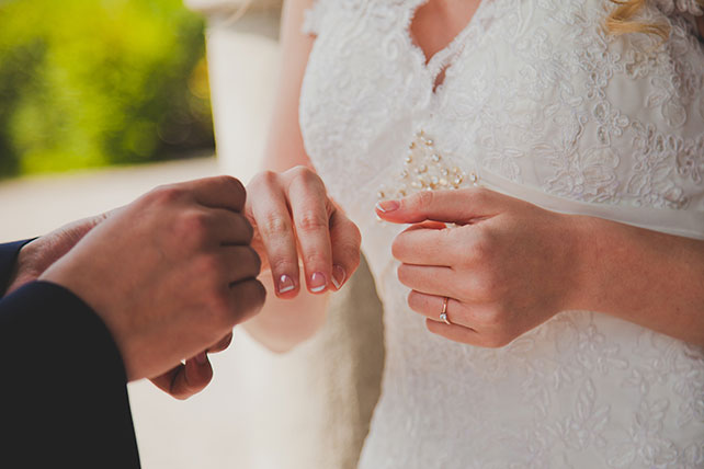 Оксана и Павел: свадьба для двоих на озере Комо, жених и невеста обмениваются кольцами