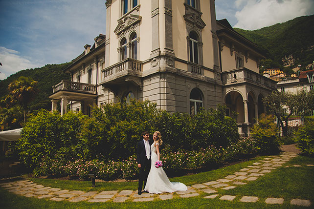 Оксана и Павел: свадьба для двоих на озере Комо, жених и невеста около виллы