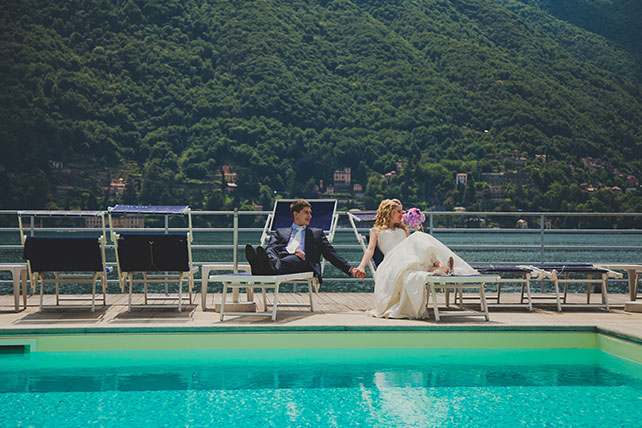 Оксана и Павел: свадьба для двоих на озере Комо, спинка свадебного платья, жених и невеста у бассейна