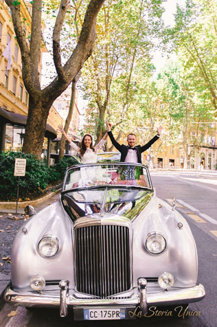 свадьба для двоих в Риме, жених и невеста, прогулка на кабриолете