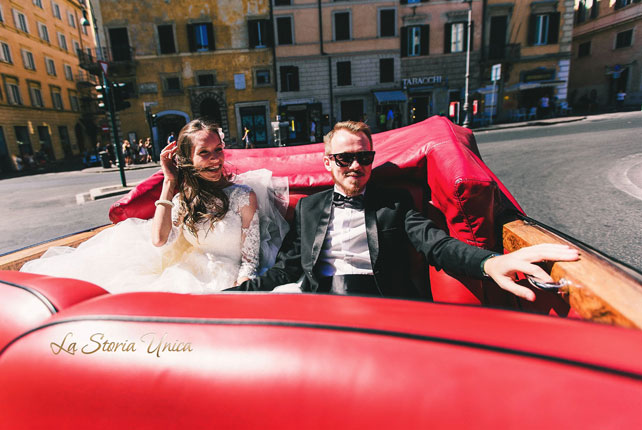 свадьба для двоих в Риме, жених и невеста, прогулка на кабриолете