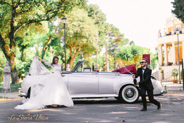 свадьба для двоих в Риме, жених и невеста, прогулка на кабриолете