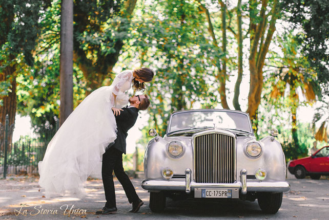 свадьба для двоих в Риме, жених и невеста, прогулка на кабриолете