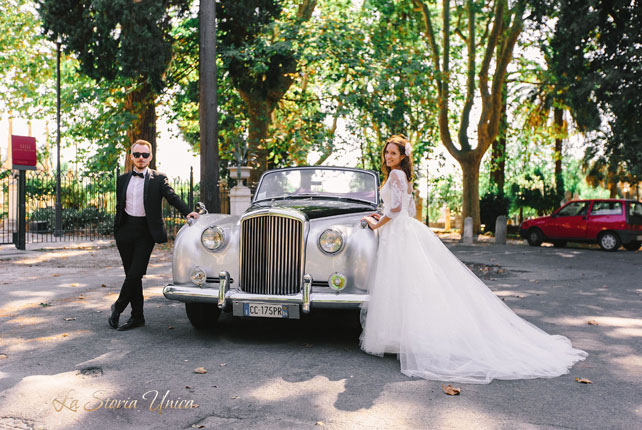 свадьба для двоих в Риме, жених и невеста, прогулка на кабриолете