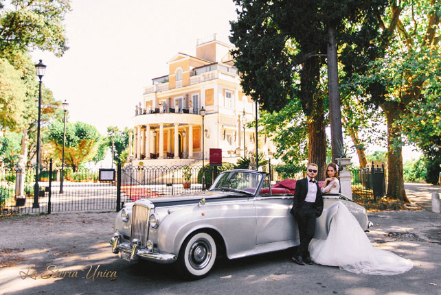 свадьба для двоих в Риме, жених и невеста, прогулка на кабриолете