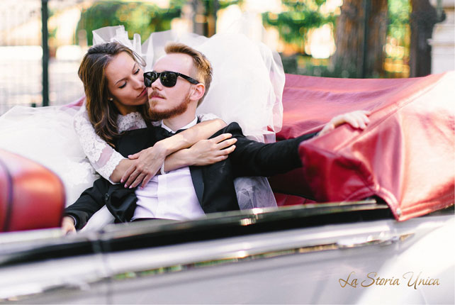 свадьба для двоих в Риме, жених и невеста, прогулка на кабриолете