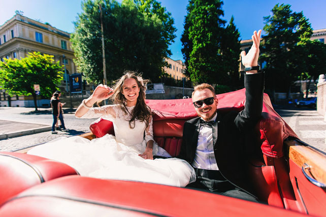 свадьба для двоих в Риме, жених и невеста, прогулка на кабриолете