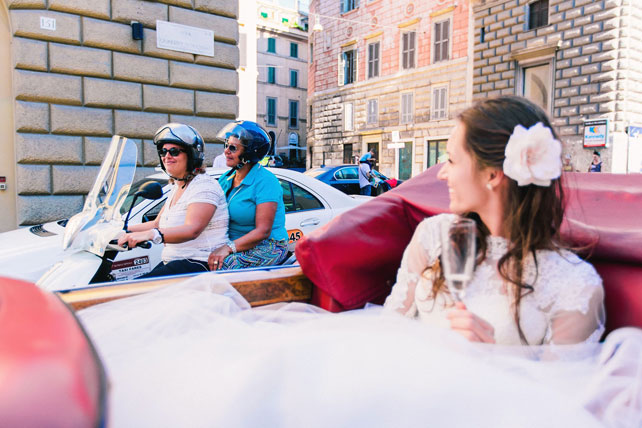 свадьба для двоих в Риме, жених и невеста, прогулка на кабриолете