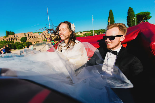 свадьба для двоих в Риме, жених и невеста, прогулка на кабриолете
