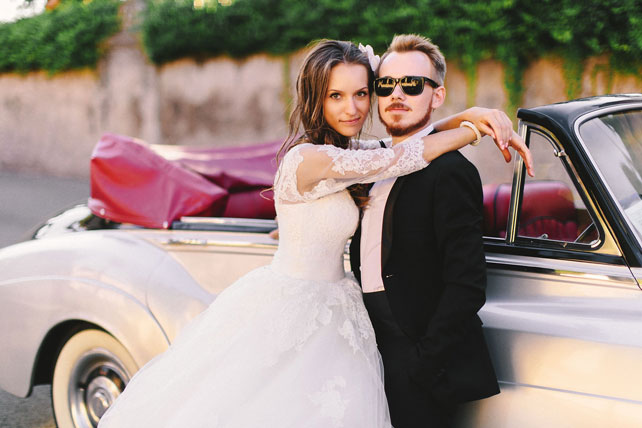 свадьба для двоих в Риме, жених и невеста, прогулка на кабриолете