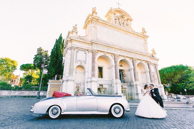 свадьба для двоих в Риме, жених и невеста, прогулка на кабриолете
