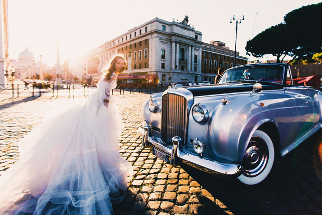 свадьба для двоих в Риме, жених и невеста, прогулка на кабриолете