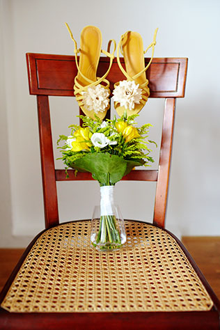 свадьба для двоих в Словении, букет и туфли невесты