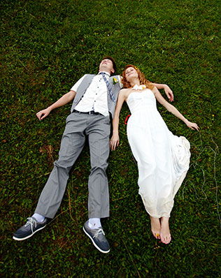 свадьба для двоих в Словении, жених и невеста на траве