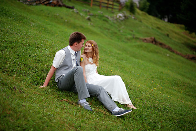 свадьба для двоих в Словении, жених и невеста на траве