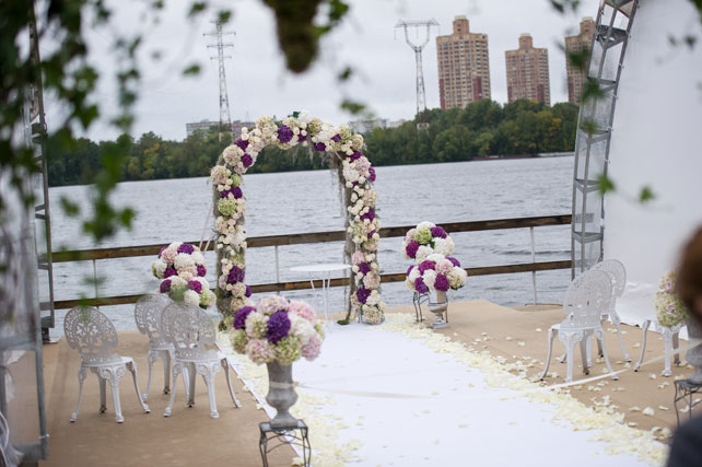 свадьба города мира, свадебная арка с живыми цветами