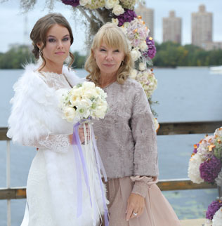 свадьба города мира, невеста с мамой