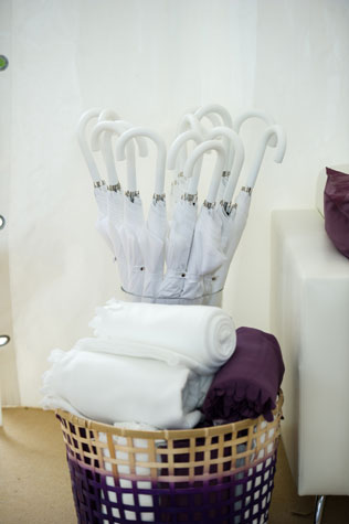 свадьба города мира, зонтики и пледы для гостей