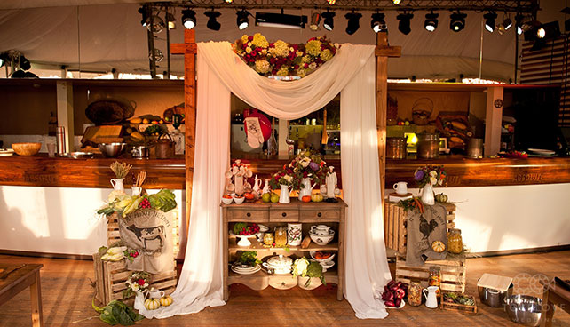 Максим и Юля: свадебно-гастрономический мюзикл Кухня, арка для регистрации