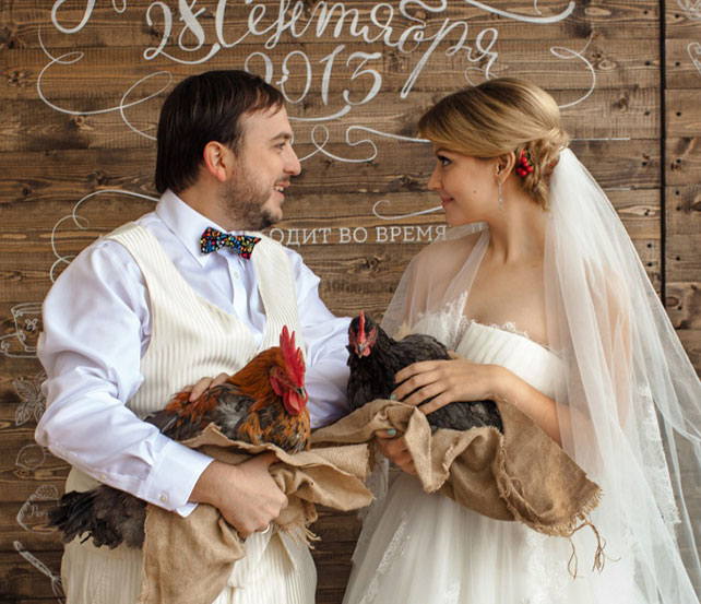 Максим и Юля: свадебно-гастрономический мюзикл Кухня, жених и невеста с курицами