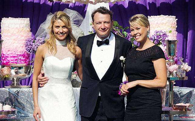 фотографии со свадьбы Марата Башарова, молодожёны с организатором свадьбы