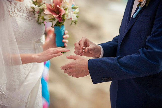 Свадьба на Кипре, жених одевает кольцо