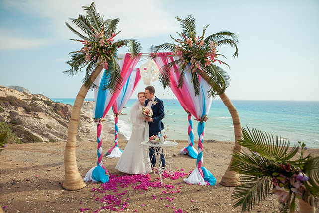 Свадьба на Кипре, жених и невеста на берегу моря