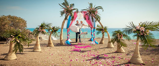 Свадьба на Кипре, жених держит невесту