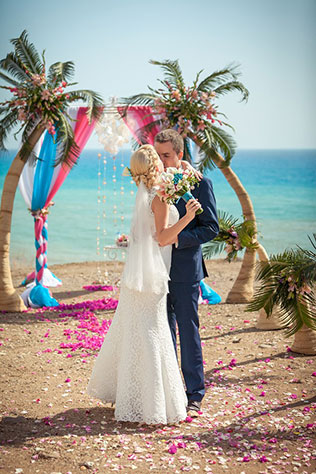 Свадьба на Кипре, поцелуй молодожен