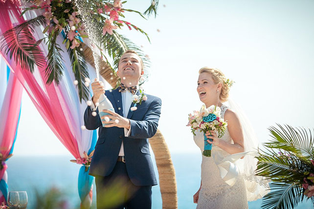 Свадьба на Кипре, жених открыл шампанское