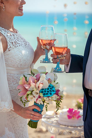 Свадьба на Кипре, молодожены держат бокалы