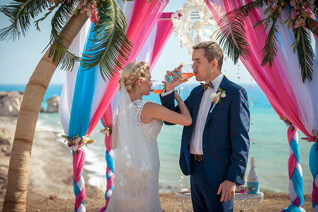 Свадьба на Кипре, жених и невеста пьют на брудершафт