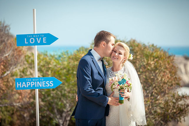 Свадьба на Кипре, жених целует невесту