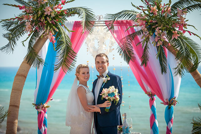 Свадьба на Кипре, молодожены под пальмами