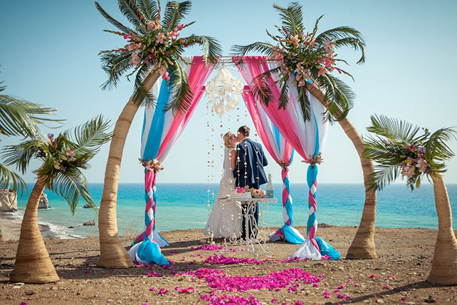 Свадьба на Кипре, розово-голубая арка