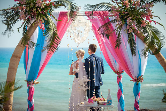 Свадьба на Кипре, жених и невеста смотрят на море