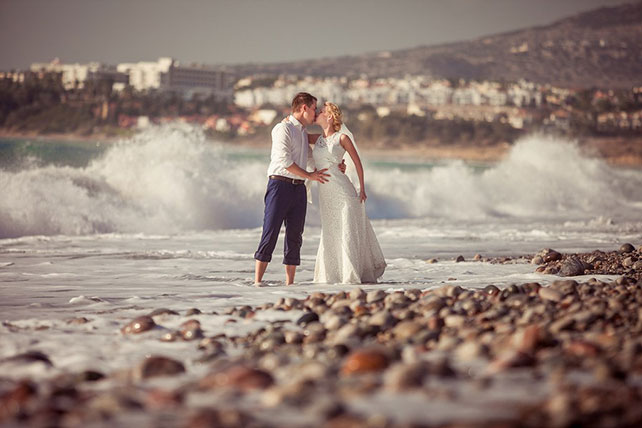 Свадьба на Кипре, жених и невеста в волнах