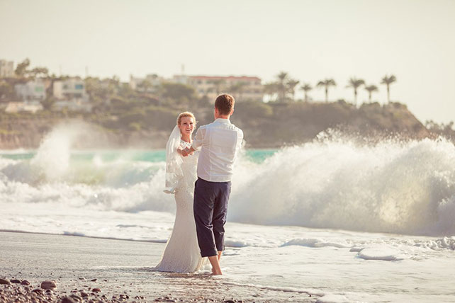Свадьба на Кипре, невеста и жених в море