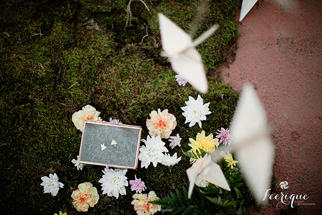 Свадьба для двоих на крыше, обручальные кольца в коробочке с травой