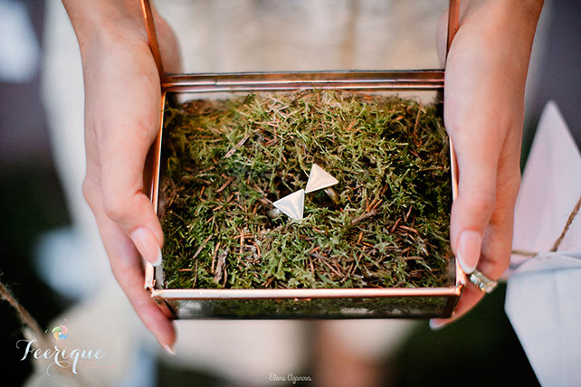 Свадьба для двоих на крыше, обручальные кольца в коробочке с травой