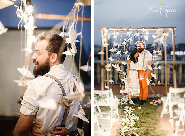 Свадьба для двоих на крыше, жених и невеста около арки