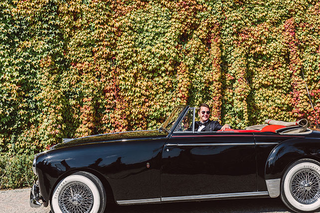 Свадьба на лазурном берегу Франции, жених в кабриолете