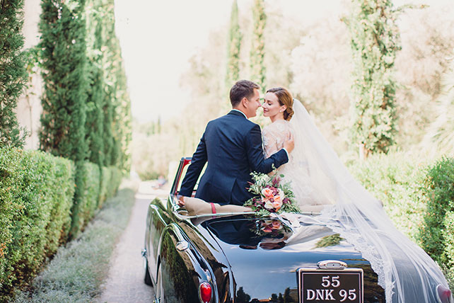 Свадьба на лазурном берегу Франции, фотосессия жениха и невесты в кабриолете