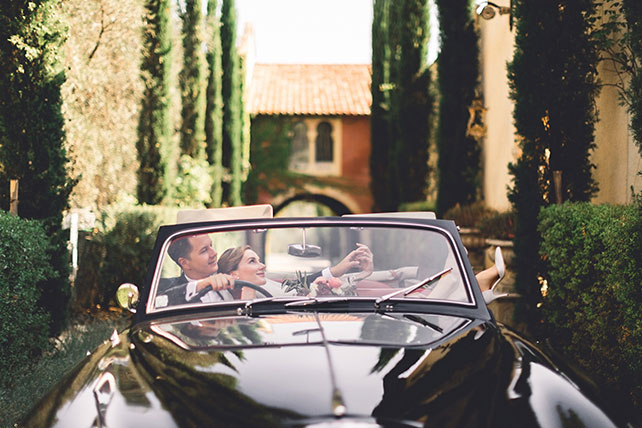 Свадьба на лазурном берегу Франции, фотосессия жениха и невесты в кабриолете