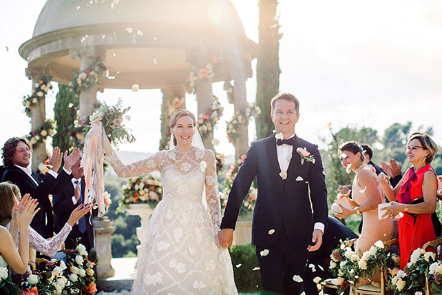 Свадьба на лазурном берегу Франции, гости приветствуют молодоженов