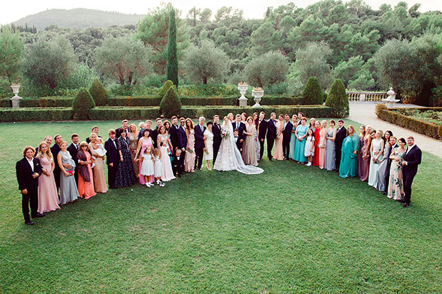 Свадьба на лазурном берегу Франции, фотография молодоженов с гостями