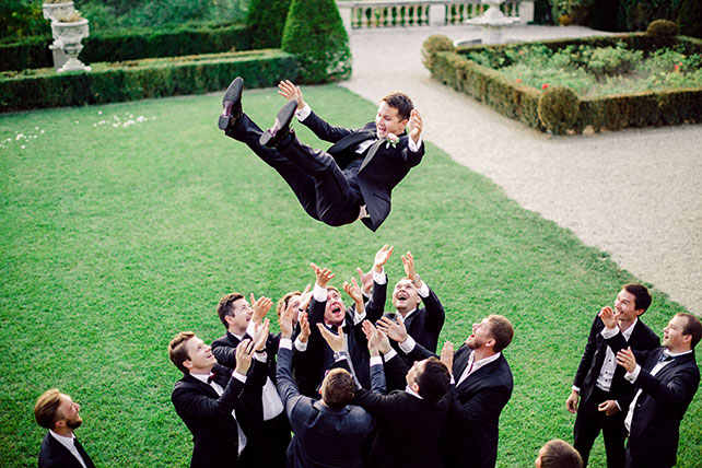 Свадьба на лазурном берегу Франции, фотография жениха с друзьями