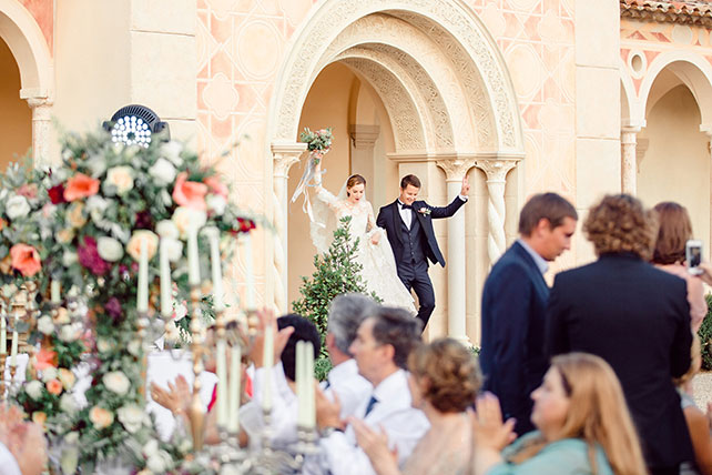 Свадьба на лазурном берегу Франции, гости встречают молодоженов